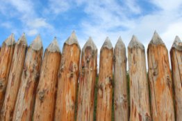 Zaun aus spitzen Palisaden