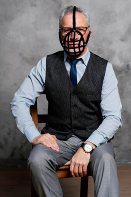 Ältester mit Maulkorb