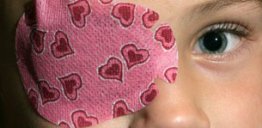 Auge mit einem Pflaster zugeklebt