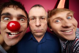 Ein Mann wird verspottet