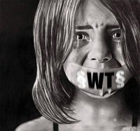 weinendes Kind mit Wachtturm-Pflaster auf dem Mund