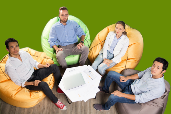 Leute diskutieren miteinander